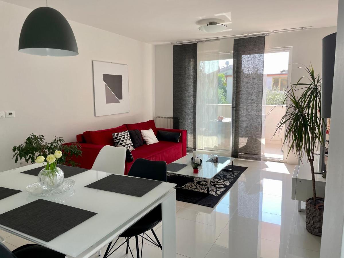 Apartments Bloom Near The Beach Πόρετς Εξωτερικό φωτογραφία