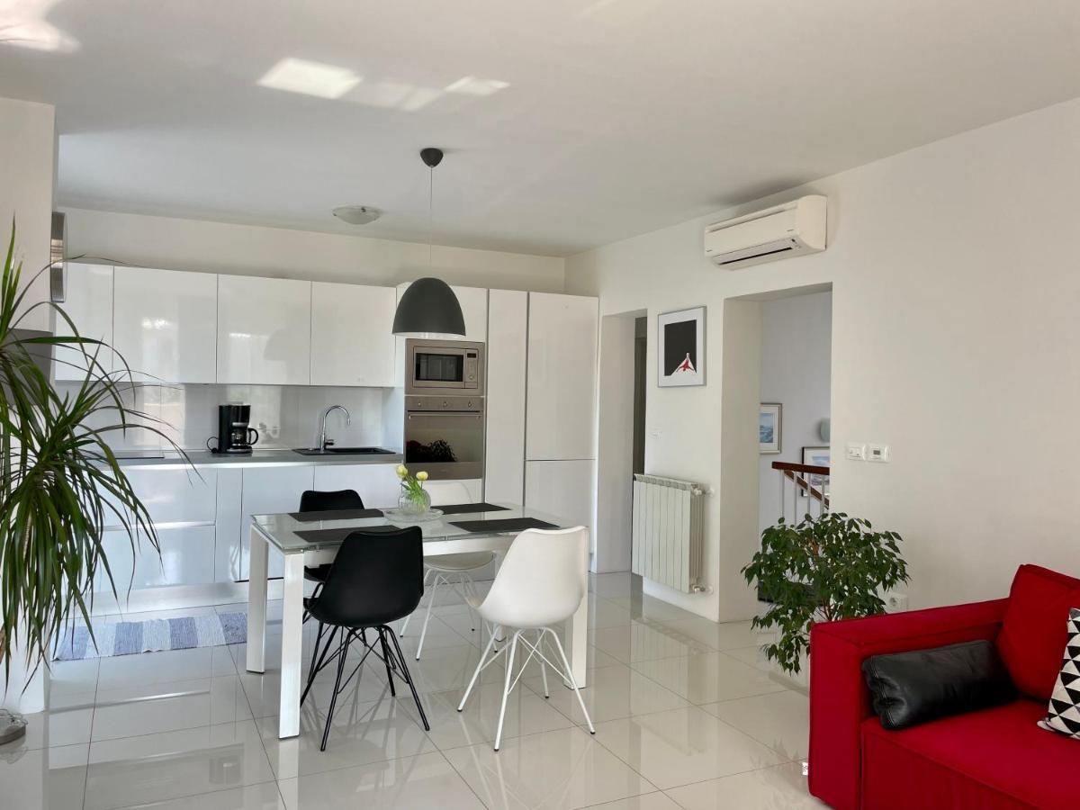 Apartments Bloom Near The Beach Πόρετς Εξωτερικό φωτογραφία