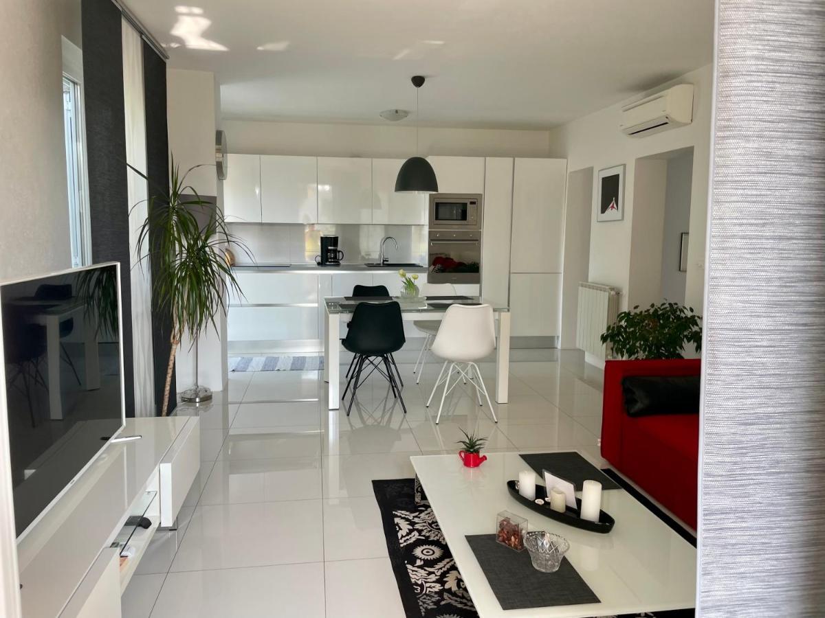 Apartments Bloom Near The Beach Πόρετς Εξωτερικό φωτογραφία